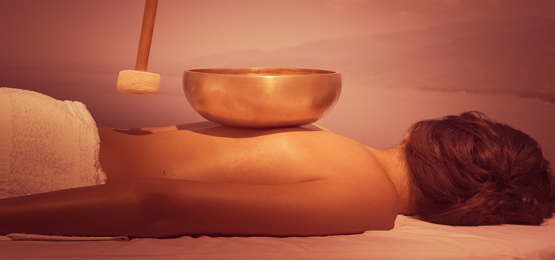 Ženské telo s tibetskou misou pripravené na masáž